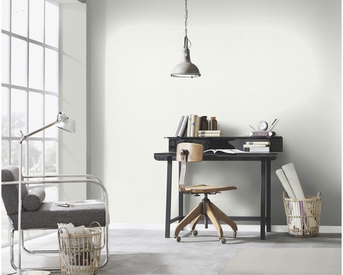 Lichte werkkamer met bureau, stoel, lamp en decoratie