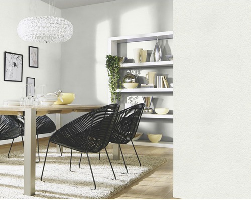 Eetkamer met eettafel, stoelen, hanglamp en wandrek