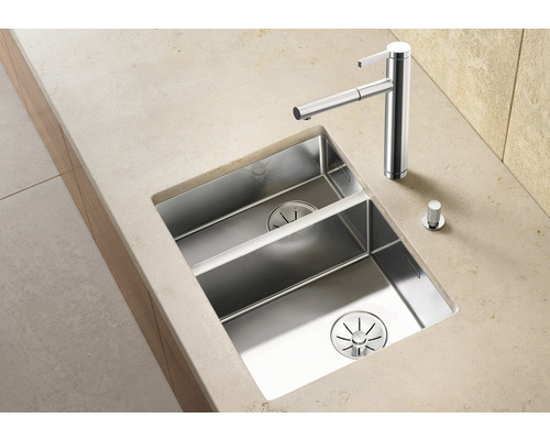 Roestvrijstalen spoelbak met twee bakken en kraan op een werkblad