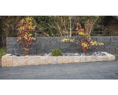 Tuinmuur met plantenbed en sierbestratingstenen