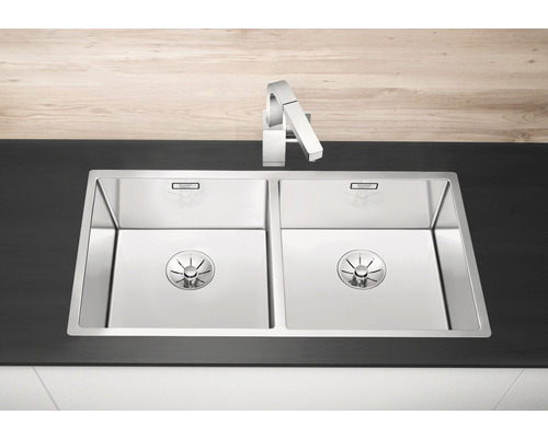 Dubbele spoelbak van roestvrij staal met kraan