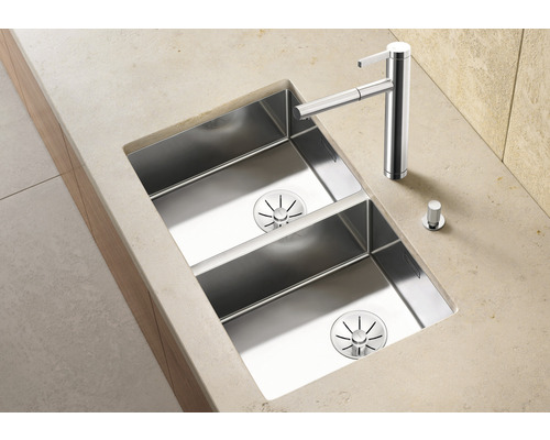 Spoelbak met twee kommen en kraan van roestvrij staal