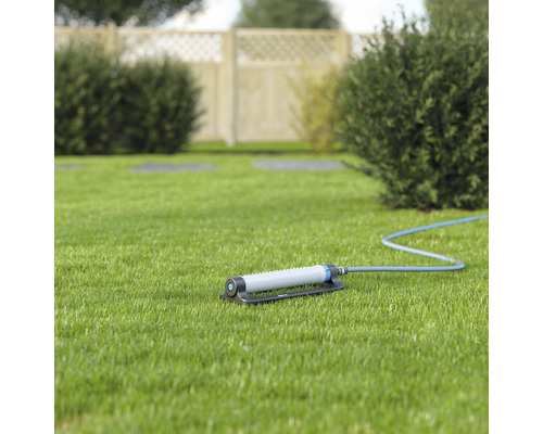 Sproeier op gazon met slangaansluiting