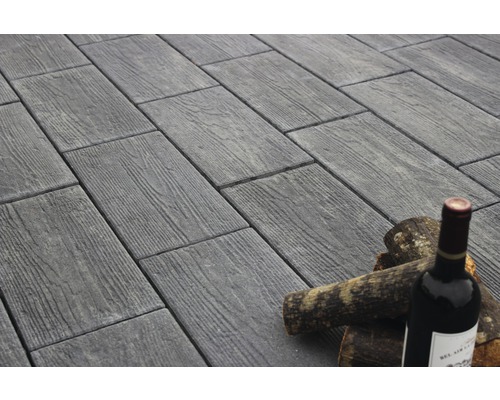 Bestratingstegels met houtlook, met wijnfles en houtblokken