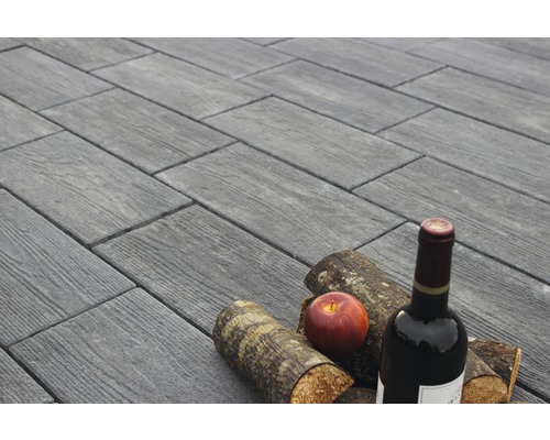 Terrastegels met houtlook, met wijnfles, appel en houtblokken