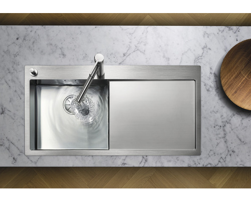 RVS spoelbak met afdruiprek en kraan op marmeren aanrechtblad
