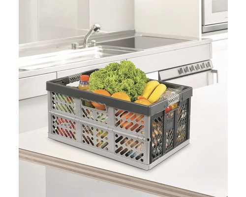 Opvouwbare krat gevuld met etenswaren in een keuken