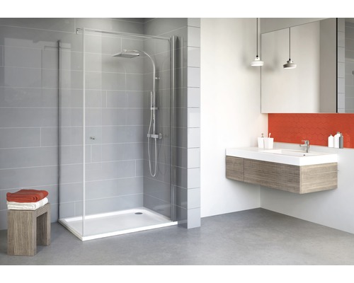 Badkamer met douche, wastafel en spiegel
