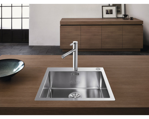 Roestvrijstalen gootsteen met kraan op een aanrecht