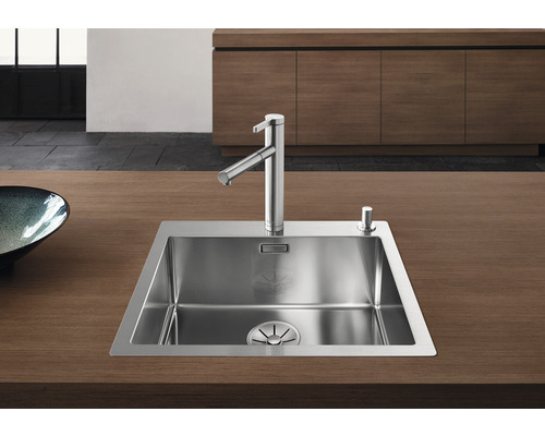 Roestvrijstalen spoelbak met kraan op een werkblad