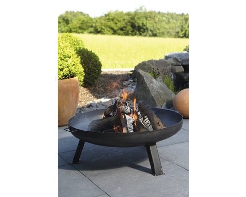 Vuurschaal met brandend hout in de tuin