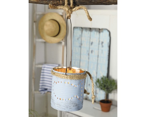 Decoratieve windlichtlantaarn gemaakt van een blikje met touwophanging