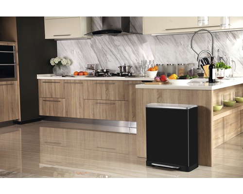 Moderne keuken met zwarte pedaalemmer.