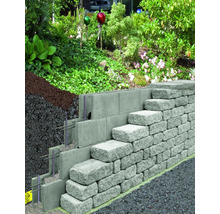 Ontwerp van een tuinstutmuur met betonnen stenen en wapening