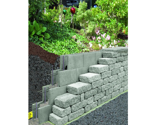 Ontwerp van een tuinstutmuur met betonnen stenen en wapening