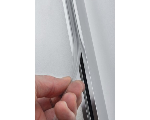 Hand leidt afdichtingsprofiel in een aluminium profielrail