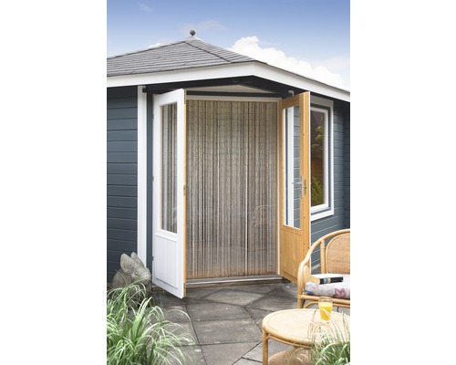 Tuinhuis met openstaande dubbele deur en gordijn