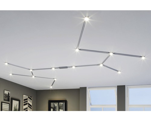 Plafondlamp met draaibare spots in de woonkamer