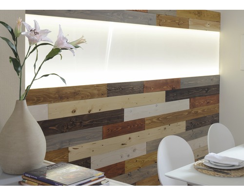 Wandbekleding van houten panelen met verlichting, gecombineerd met decoratieve vaas en boeken in een eetkamer.