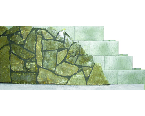 Decoratieve wand van steen met trap van betonblokken