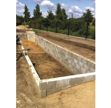 Bouwput met betonstenen in de tuinbouw