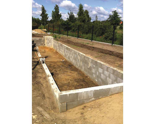 Bouwput met betonstenen in de tuinbouw