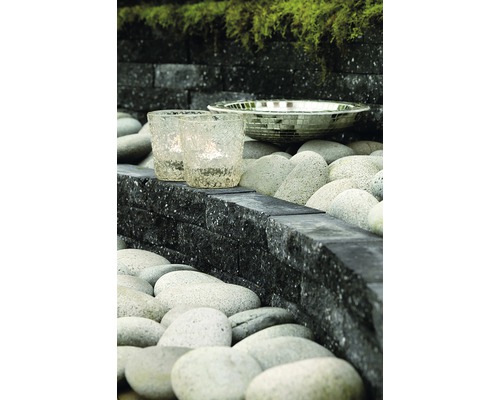 Tuinarrangement met windlichten, stenen en decoratieve schaal