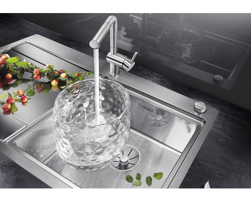 RVS spoelbak met kraan en glazen vaas