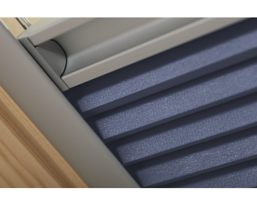 Close-up van een blauw geplooid raam