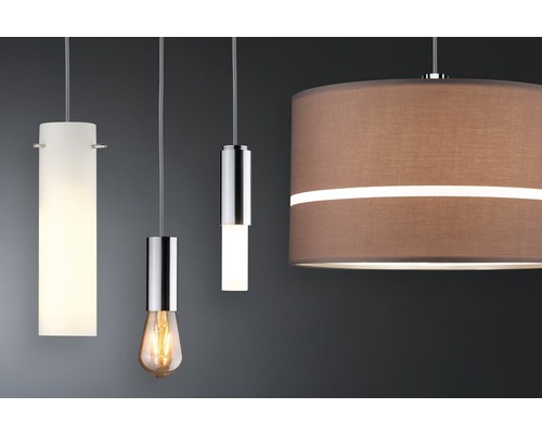 Diverse hanglampen met lampenkappen van stof en metalen elementen