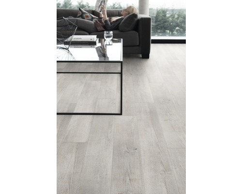 Lichte laminaatvloer in woonkamer