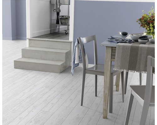 Eetkamer met tafel, stoelen en lichte houten vloer