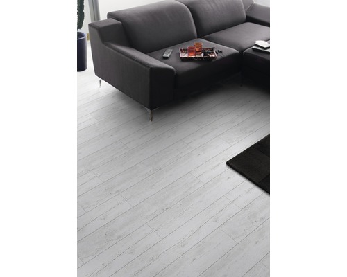 Woonkamer met bank en lichte houten vloer