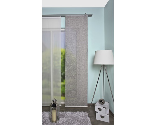 Twee schuifpanelen aan een gordijnroede in de woonkamer.