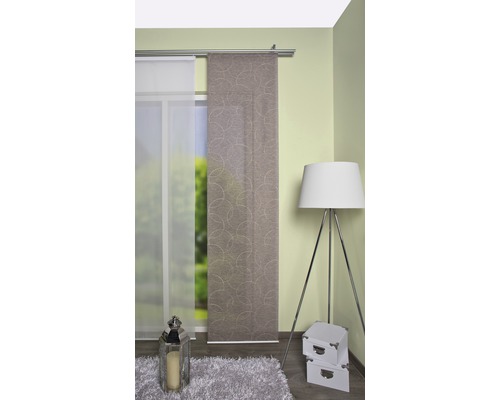 Kamer met schuifgordijnen, staande lamp en vloerkleed