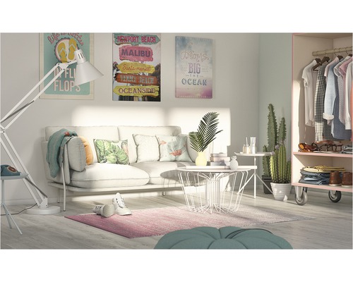 Woonkamer met bank, salontafel, vloerlamp, tapijt, decoraties, schilderijen en kledingkast.