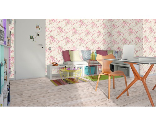 Woonkamer met bloemetjesbehang, tafel en stoel