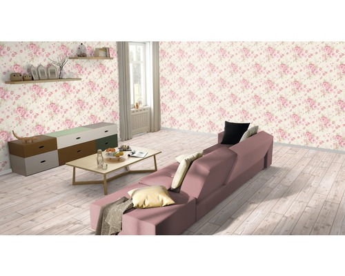 Woonkamer met bank, salontafel, ladekast en bloemenbehang