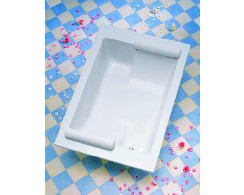 Rechthoekig ligbad van sanitairacryl met hoofdsteunen op een blauw en beige geruite vloer