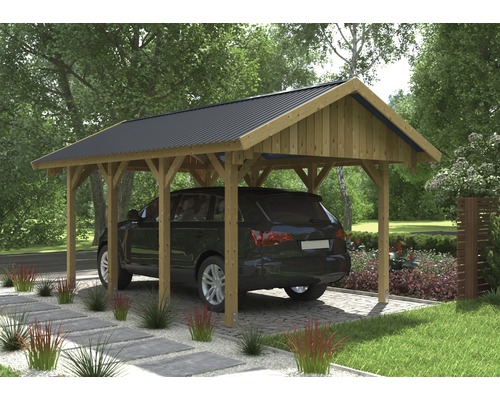 Houten carport met auto op een verharde parkeerplaats