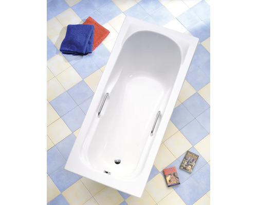 Rechthoekig bad met handgrepen, handdoeken en boeken in de badkamer