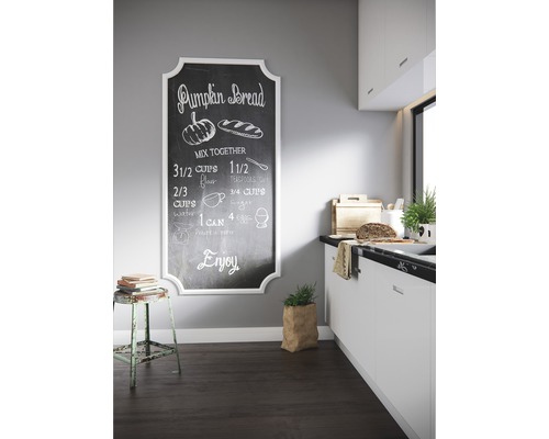 Keukenscène met krijtbord met pompoenbroodrecept, kruk en keukendecoratie