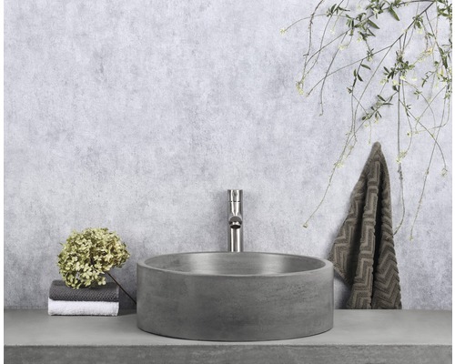 Badkamerscène met ronde waskom, kraan en handdoek