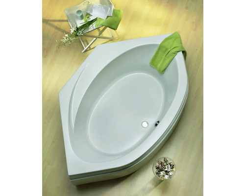 Hoekbad in badkamer met handdoeken en decoratie