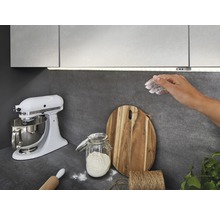 Keukenscène met onderkastverlichting, keukenmachine, snijplank en ingrediënten