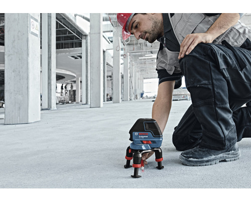 Bouwvakker met Bosch Professional lijnlaser voor uitlijning op een bouwplaats