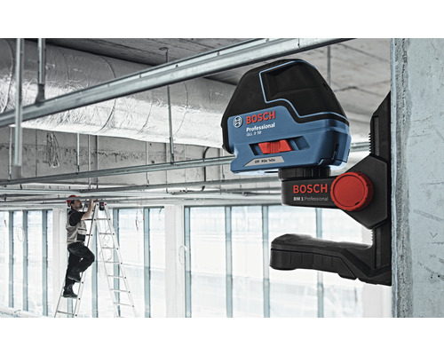 Bosch Professional GLL 3-50 lijnlaser met BM 1 Professional houder in gebruik op een bouwplaats.