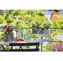 Scene op een balkon met tafel, stoel en beplante bloempotten