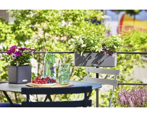 Scene op een balkon met tafel, stoel en beplante bloempotten