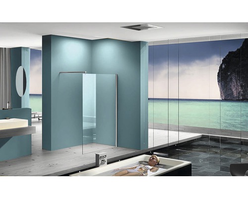 Moderne badkamer met douche, bad en uitzicht op zee